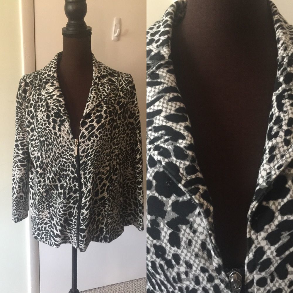 🌹Animal print White & Black Blazer Zip Front EUC